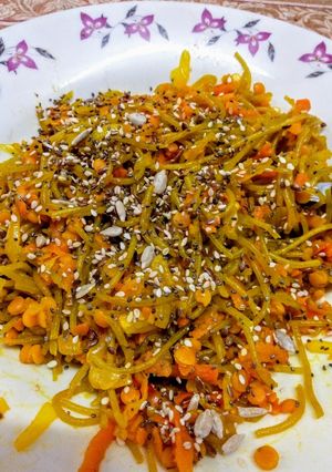 Una foto de Fideos de arroz con lentejas turcas VEGAN