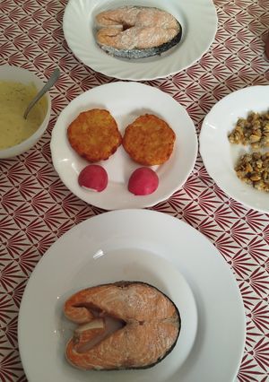 Una foto de Salmón en vaporera y salsa de yogur casera