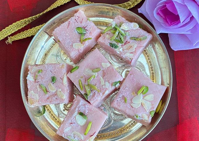 Pink tea fudge