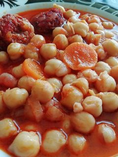 Una foto de Potaje de garbanzos con chorizo