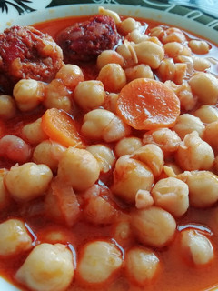 Una foto de Potaje de garbanzos con chorizo