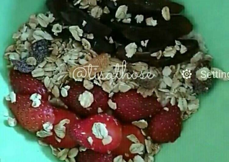 Bagaimana Menyiapkan Overnight oats with strawberry, kurma and granola, Bisa Manjain Lidah