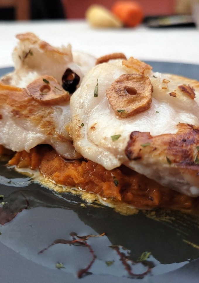Una foto de Rape a la Plancha sobre Pisto de Calabaza y Mantequilla de Azafrán