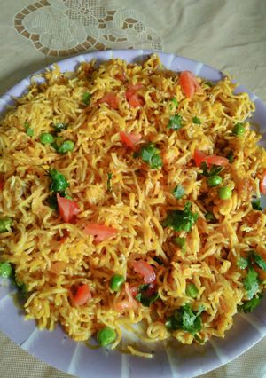 सेवइयां ओर मैगी के पोहा (sevaiyan aur maggi ke poha recipe in Hindi) रेसिपी मुख्य फोटो