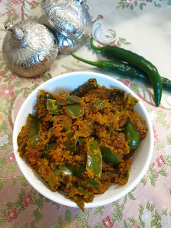राजस्थानी बेसन तीखी मिर्च(Rajasthani besan tikhi mirch recipe in hindi) रेसिपी मुख्य फोटो