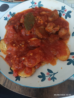 Una foto de Cerdo guisado al vino blanco con tomate