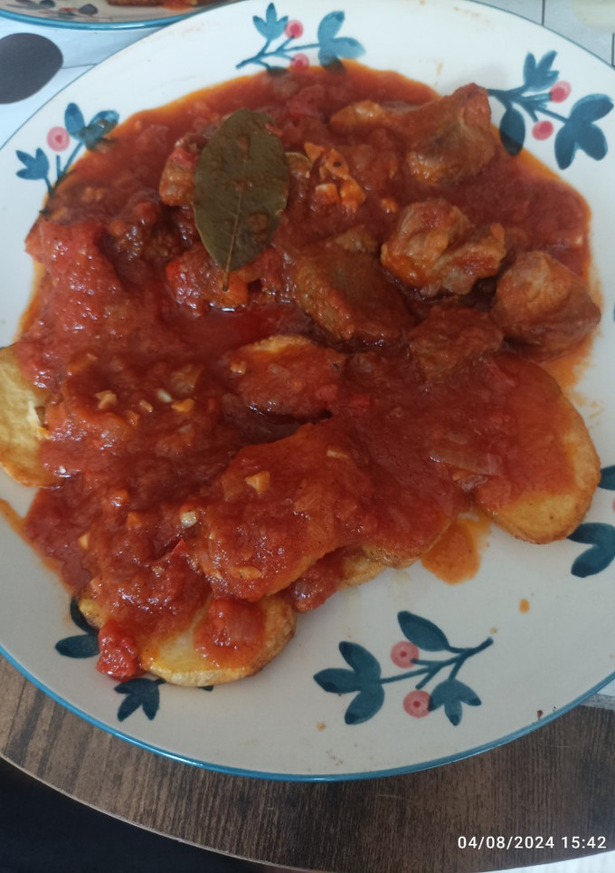 Una foto de Cerdo guisado al vino blanco con tomate