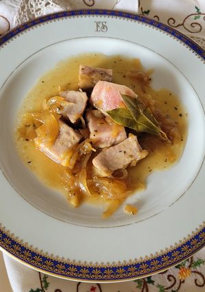 Una foto de Atún rojo de Balfago con salsa de cebolla confitada y vino dulce Una Maravilla