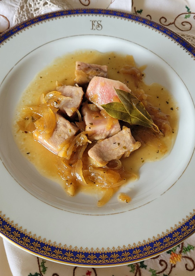 Una foto de Atún rojo de Balfago con salsa de cebolla confitada y vino dulce Una Maravilla