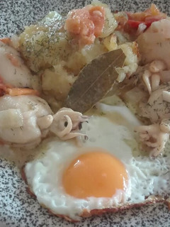 Una foto de Sepias a la cerveza con patatas y huevo
