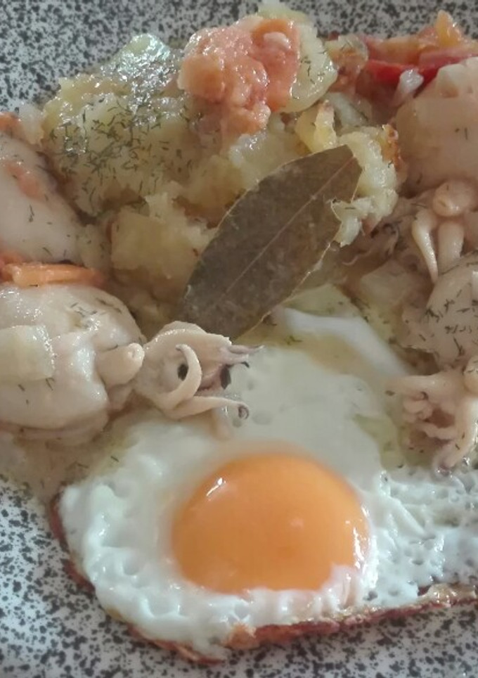 Una foto de Sepias a la cerveza con patatas y huevo