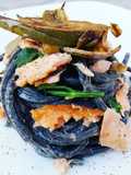 Tonnarelli al nero di seppia con trota e carciofi