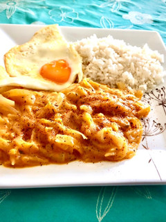 Una foto de Cebolla frita con salsa de zanahoria