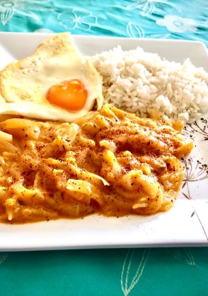 Una foto de Cebolla frita con salsa de zanahoria