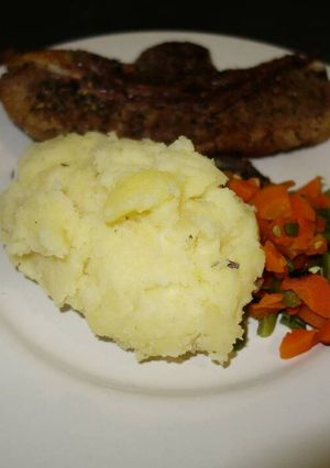 A picture of Mashed potatoes with herbs.