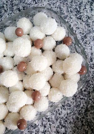 صورة لوصفة حلا رفاييلو كرات جوز الهند بالمالتزرس