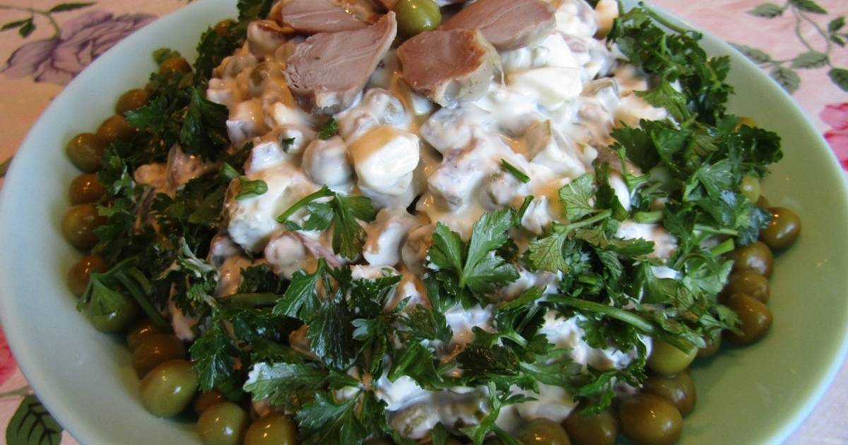 Слоеный салат с грибами и куриной грудкой