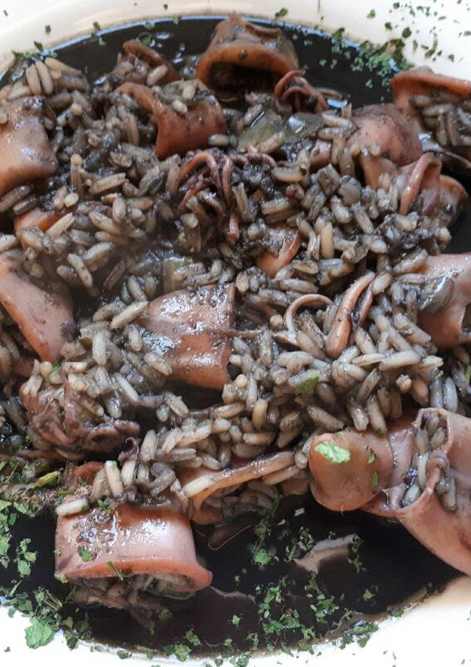 Una foto de Chipirones en su tinta con arroz