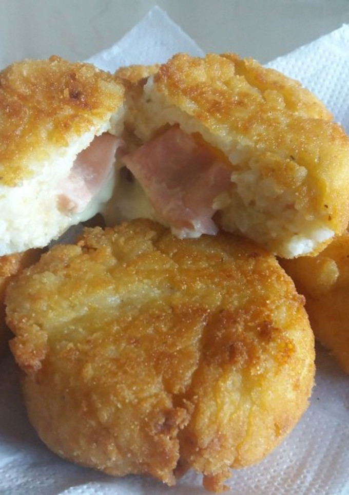 Una foto de Croquetas de arroz rellenas