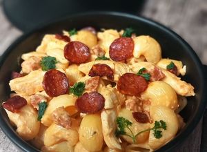 Une photo de Pâtes crémeuses au poulet et chorizo