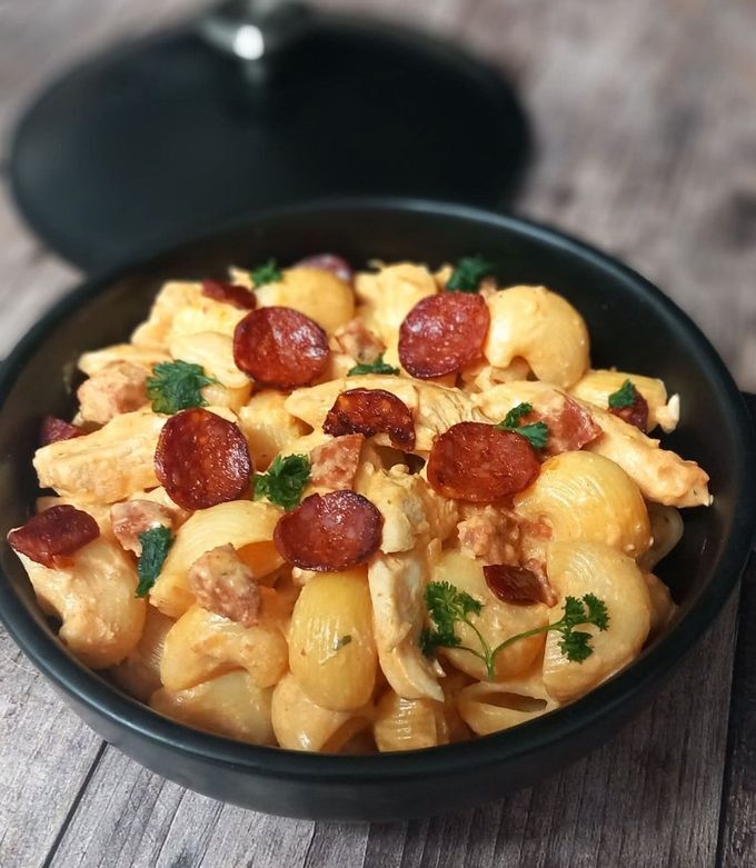 Une photo de Pâtes crémeuses au poulet et chorizo