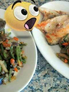 Una foto de Lubina fresca a la plancha con verduras salteadas al wok!!