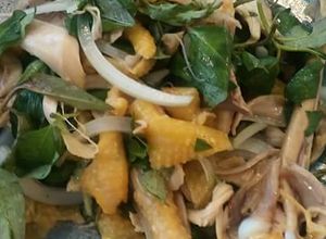 Hình của món Gỏi gà xé trộn hành tây.