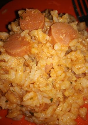 Una foto de Arroz con salsa de salchicha