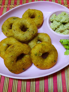 ફરાળી મેંદુ વડા (Farali medu vada recipe in gujarati) રેસીપી મુખ્ય ફોટો