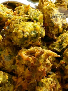 A picture of Spinach fritters or palak pakora.