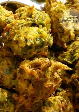 A picture of Spinach fritters or palak pakora.