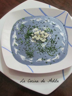 Una foto de Crema de patatas violetas