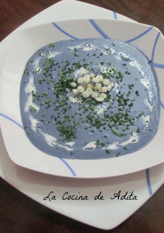 Una foto de Crema de patatas violetas