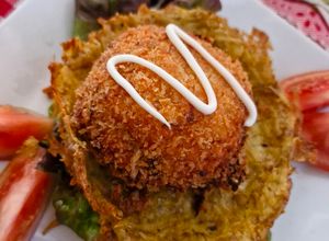 Una foto de Canastillo de papas con Croqueta de Zanahoria