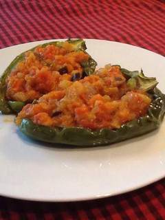 Una foto de Pisto de calabacín en barquita de pimiento verde