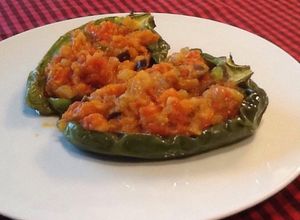 Una foto de Pisto de calabacín en barquita de pimiento verde