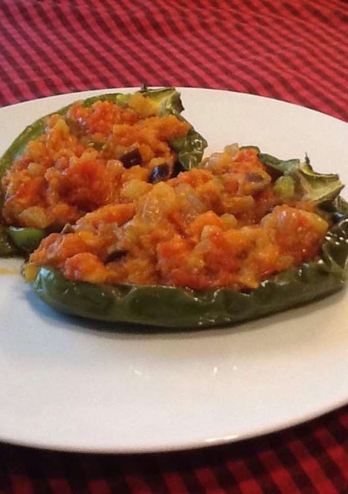 Una foto de Pisto de calabacín en barquita de pimiento verde