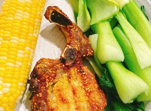 Hình của món Eat clean (cốt lết nướng, rau 🥬và bắp 🌽luộc).