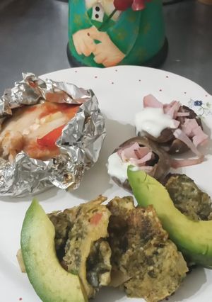 Una foto de Pollo de mar con buñuelos de verdura y avena