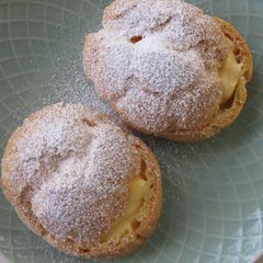 A picture of Profiteroles.