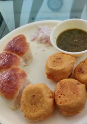 A picture of Vada pav.