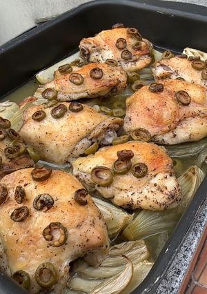 Фото Курица с фенхелем и оливками.