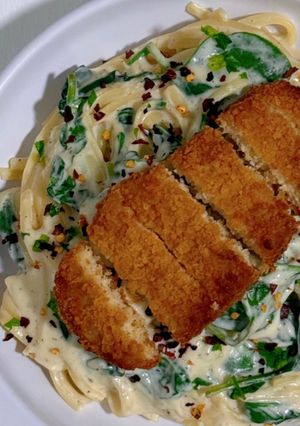 A picture of Linguine in Tofu and Garlic Alfredo.
