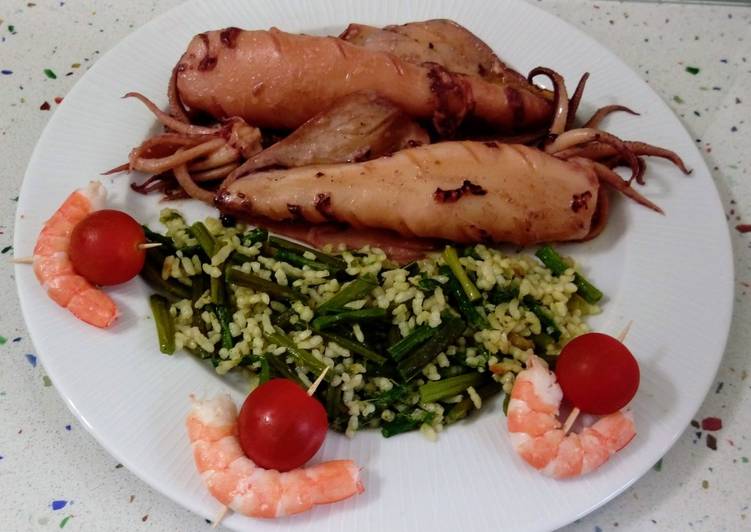Calamares en aceite con arroz salteado de espárragos y pinchos de langostinos