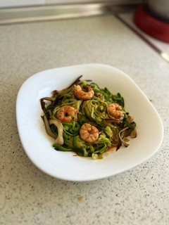 Una foto de Espaguetis de calabacín con gambas y ajetes