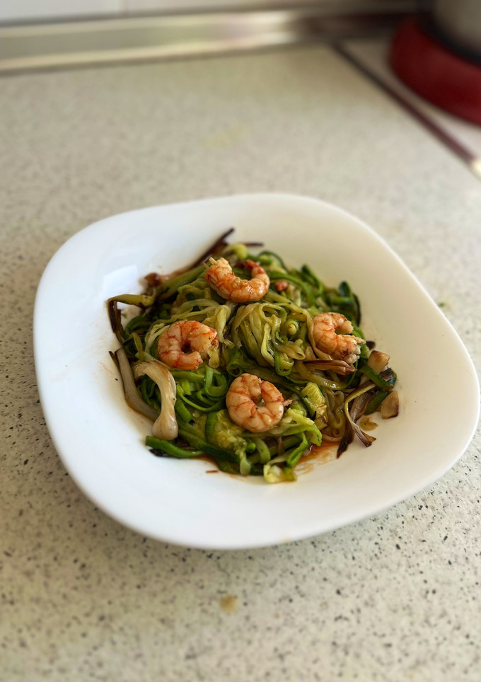 Una foto de Espaguetis de calabacín con gambas y ajetes