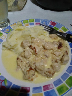 Una foto de Pollo con salsa de queso