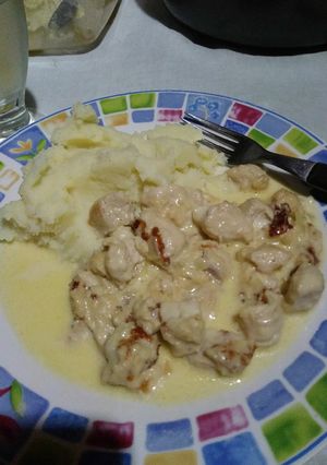 Una foto de Pollo con salsa de queso
