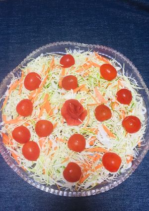 Una foto de Ensalada de repollo con zanahoria y tomatito cherry!