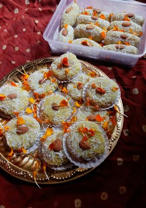 A picture of Coconut peda or rolls.
